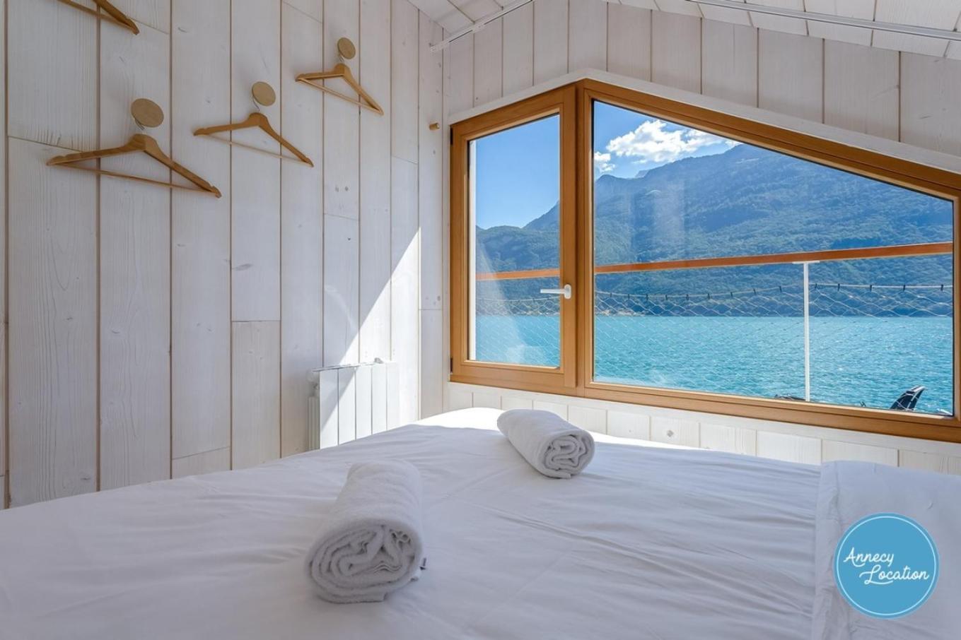 Chalet Coquillage Waterfront Escape On Lake Doussard Exterior photo